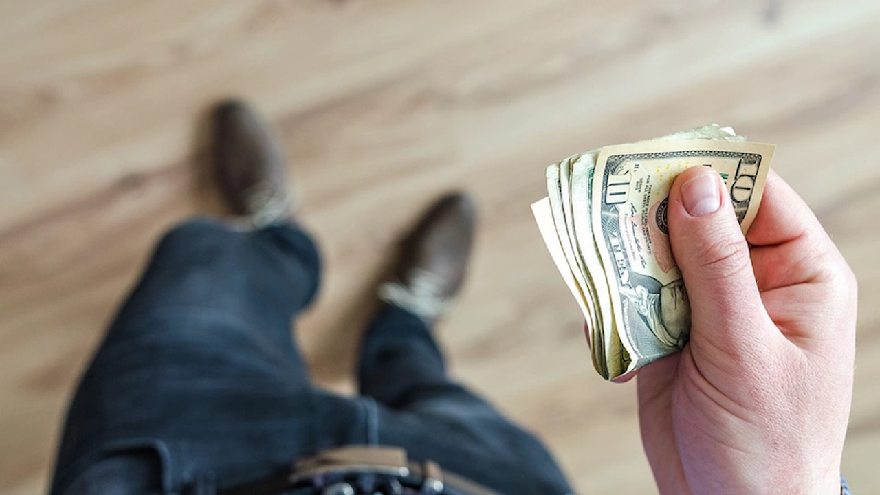 Все по малко американци успяват да спестят пари от месечния си