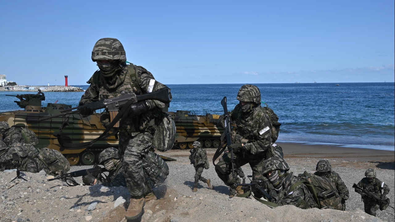 Южнокорейски морски пехотинци в амфибийни бронирани машини извършиха десант на