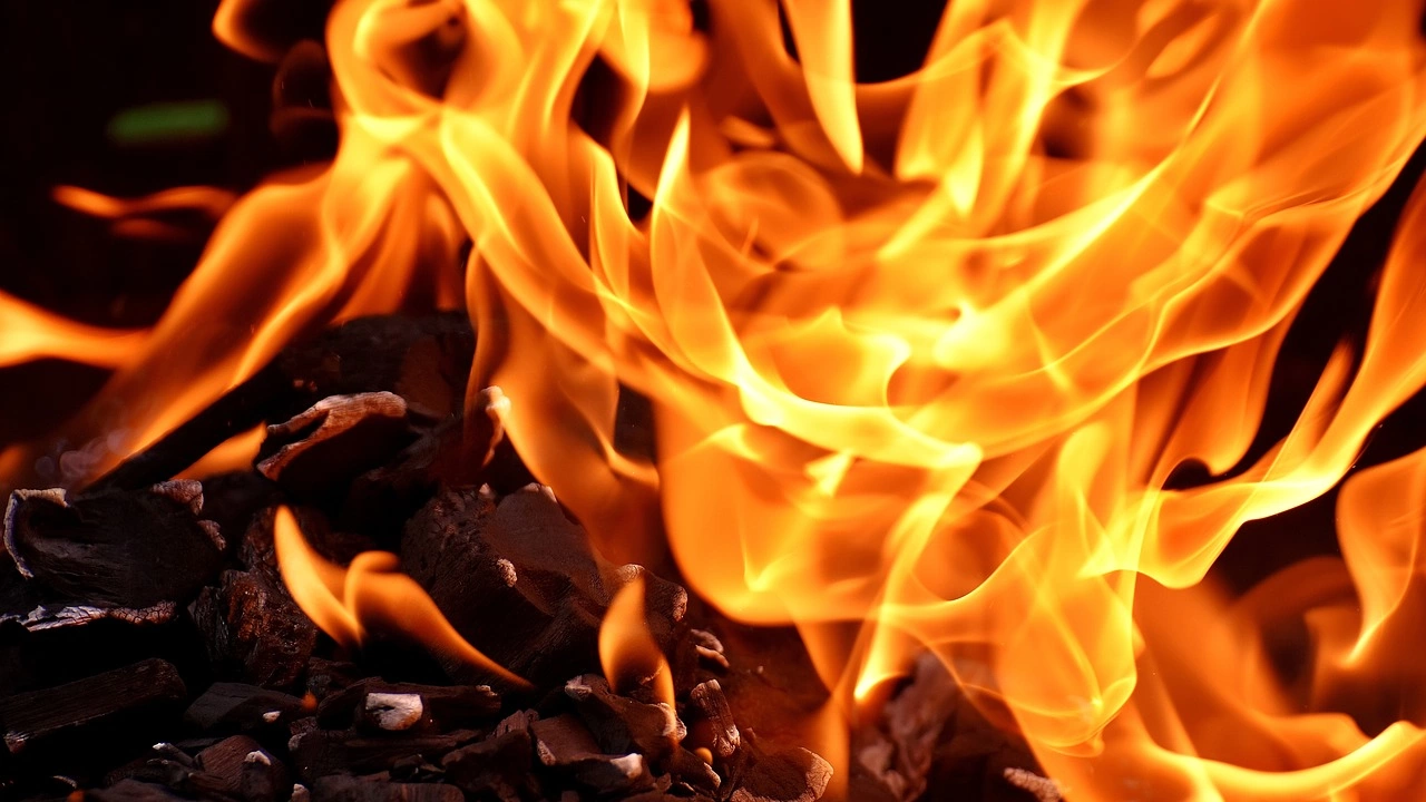 Пожар пламна в къща на бул Ботевградско шосе в София предава