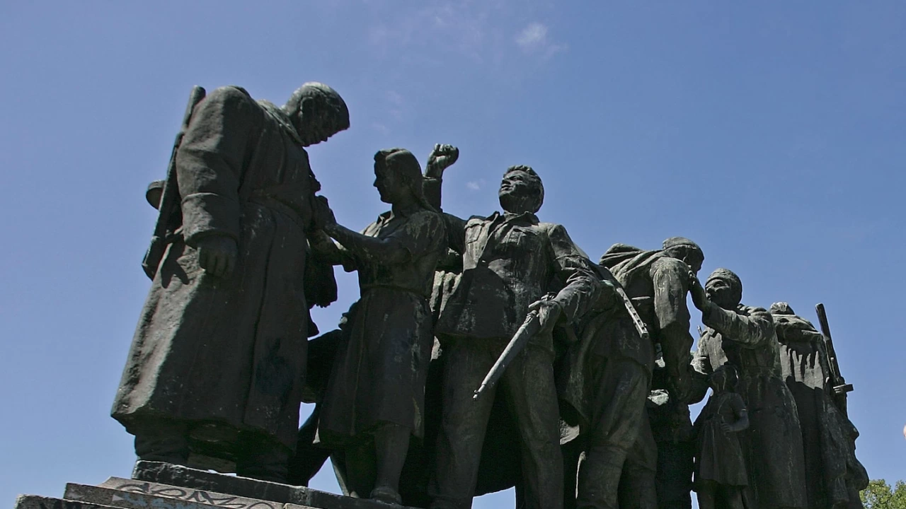 Полша демонтира днес четири паметника построени по времето на комунистическия