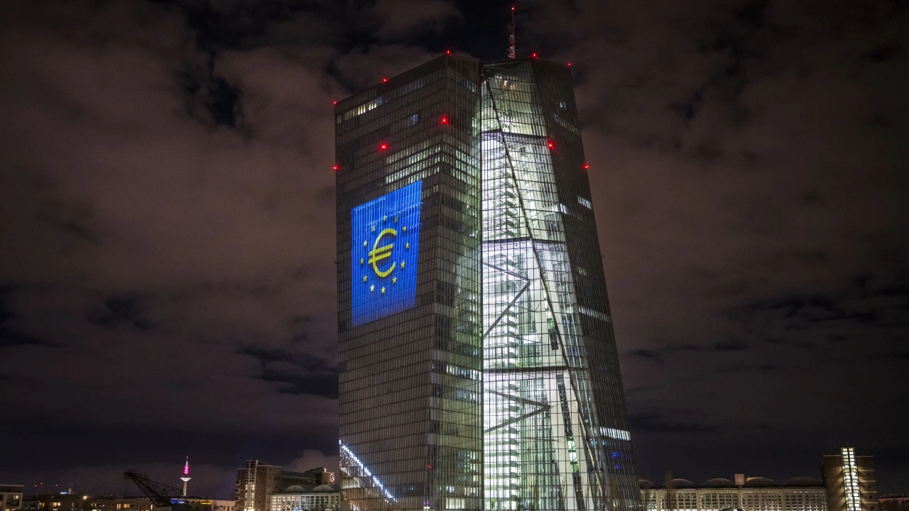 Европейската централна банка обяви в четвъртък че е повишила трите