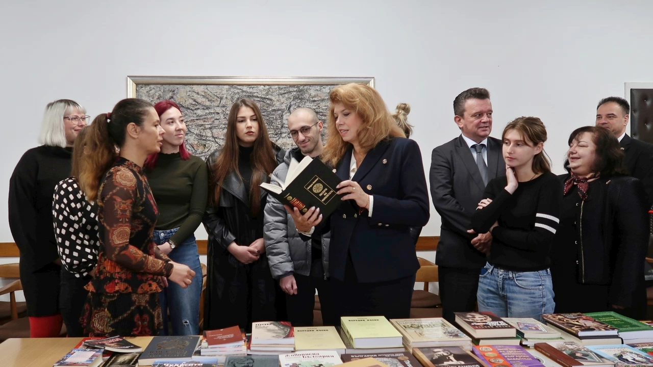 Вицепрезидентът подари книги на български класици на студентите от лектората