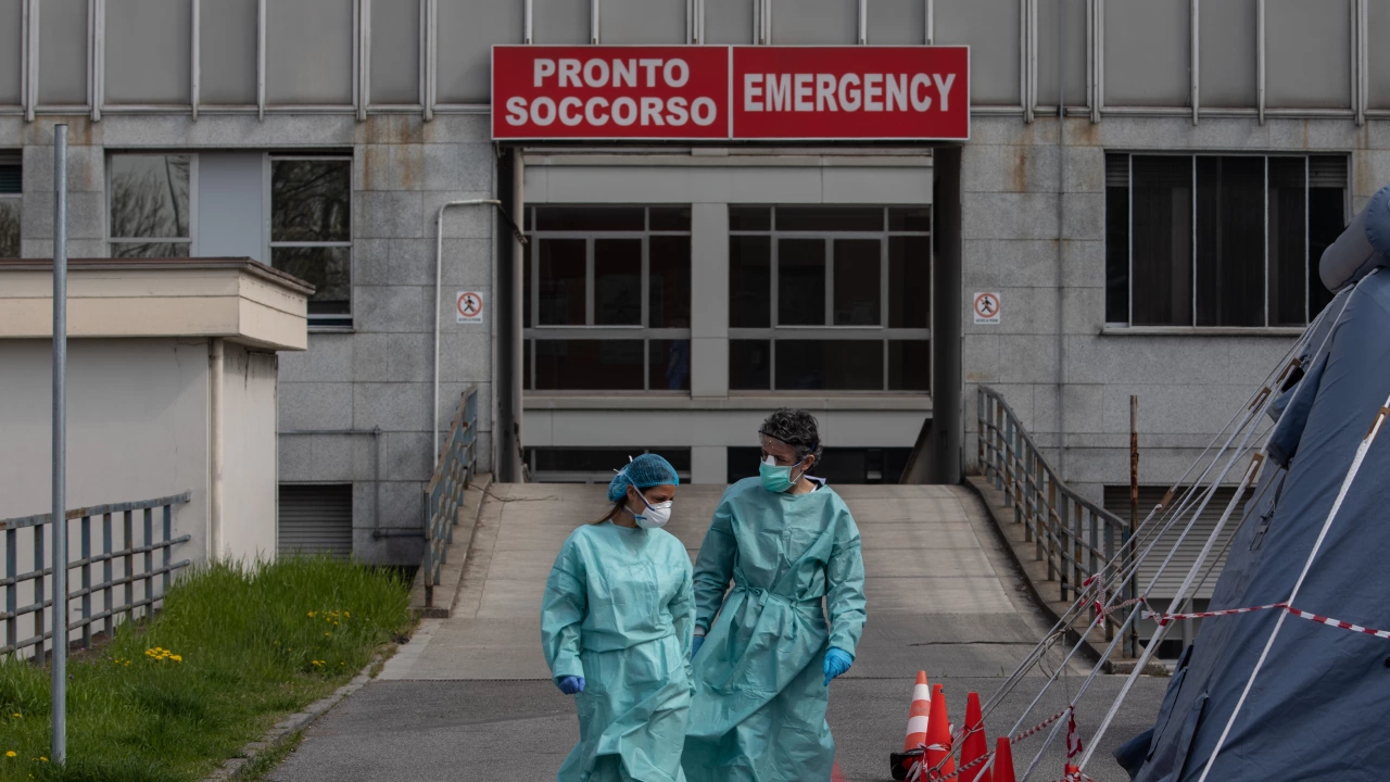 Италиански лекари и медицински сестри временно освободени от длъжност заради