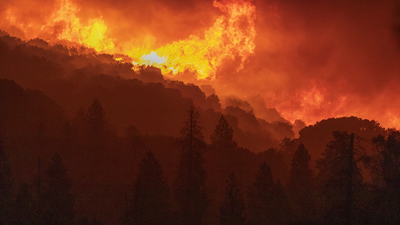 Десетки горски пожари избухнаха днес в Северна Испания на фона