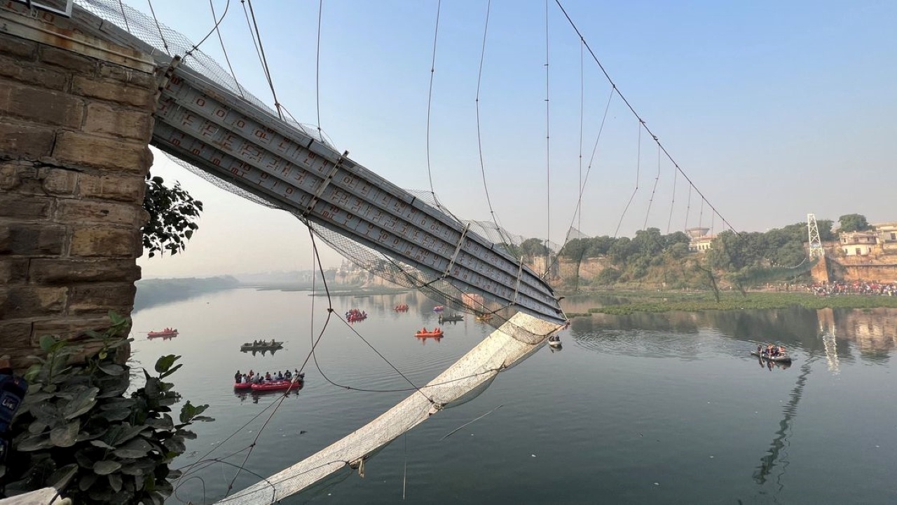 Над 130 са жертвите на рухналия мост в Индия