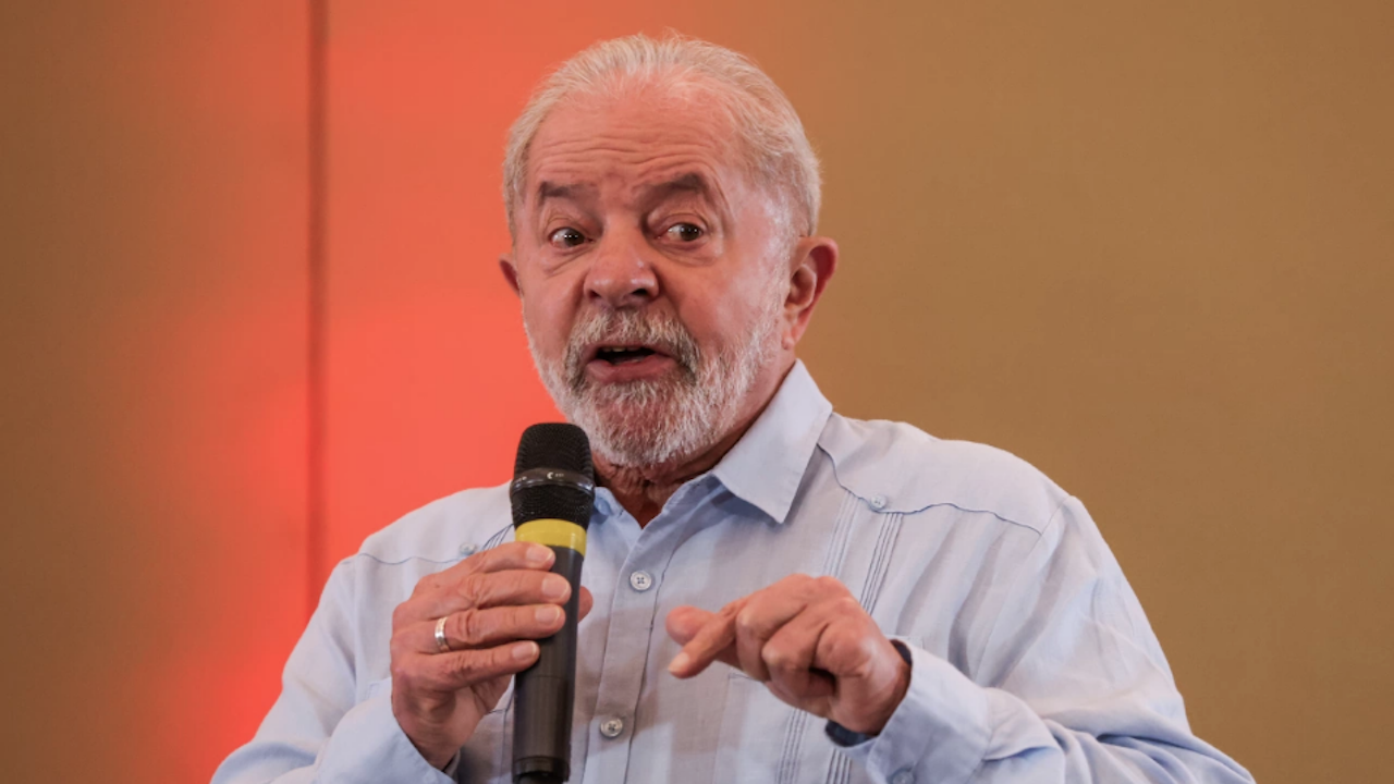 Новоизбраният бразилски президент Луиз Инасио Лула да Силва в реч