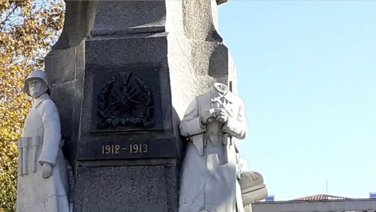 Обезглавиха една от фигурите на Паметника на Незнайния воин в Хасково