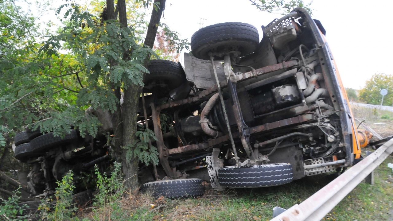 Самокатастрофирал тежкотоварен автомобил затруднява движението по пътя Русе-Велико Търново в