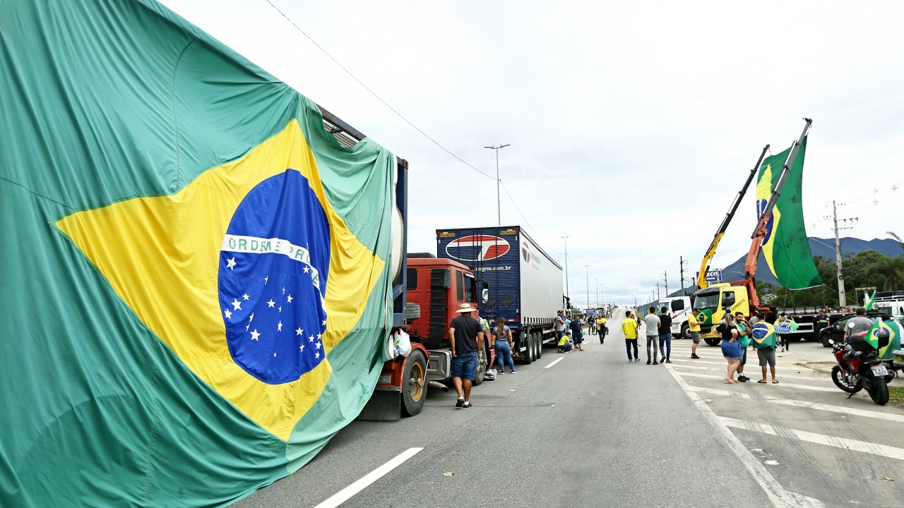 Многобройни пътни блокади в Бразилия след загубата на Болсонаро