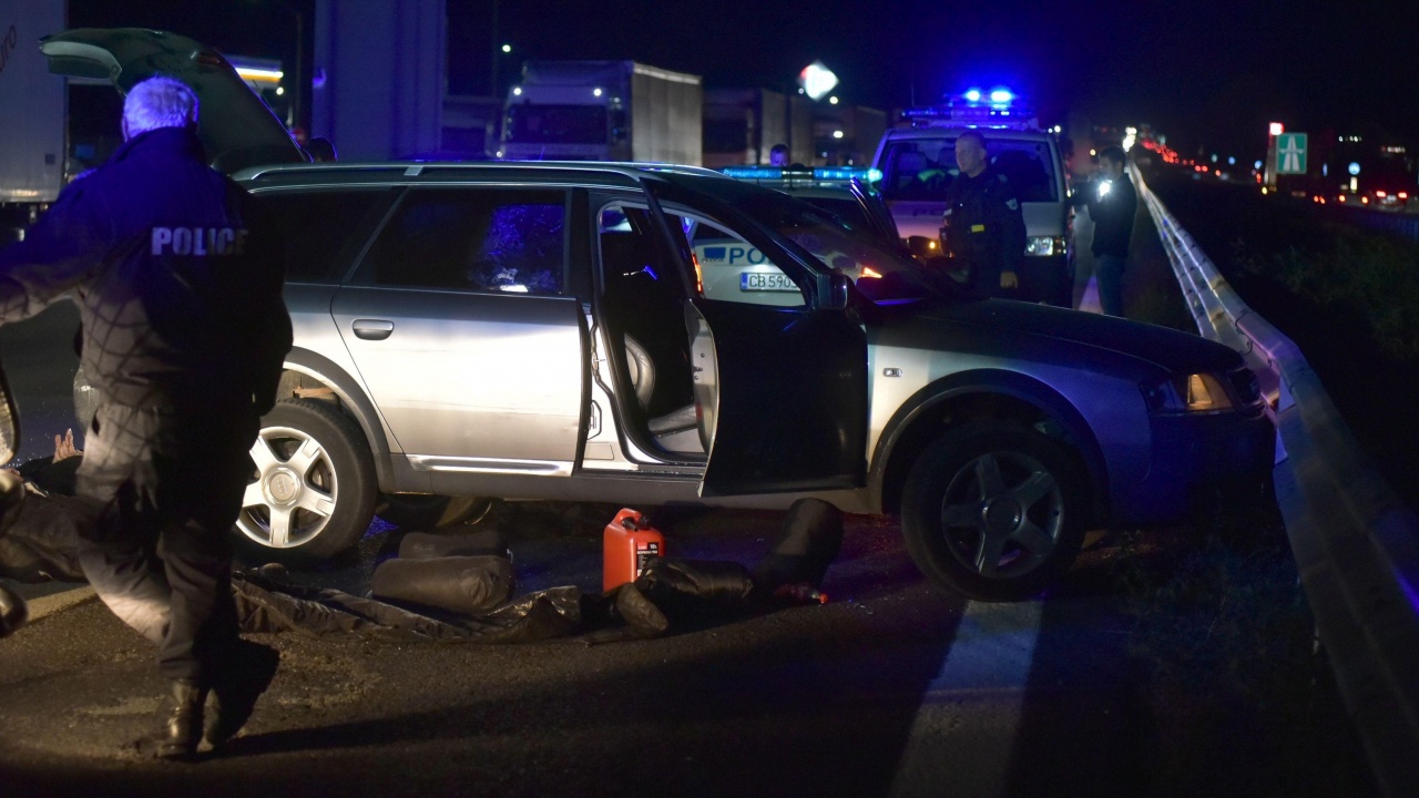 Кола с мигранти се заби в мантинела на входа на София след гонка с полицията