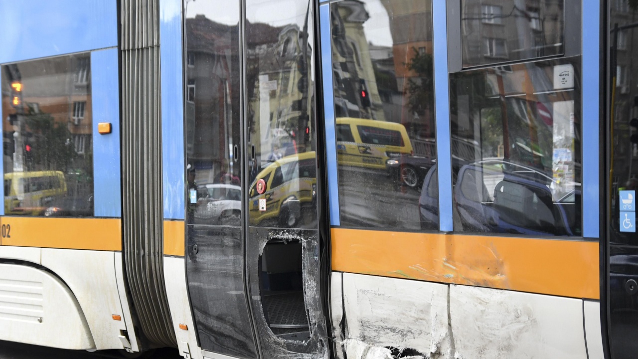 Трамвай и кола се сблъскаха в центъра на София