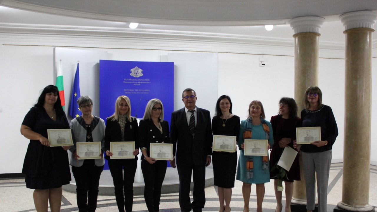 Министър Пенов награди педагози по случай Деня на народните будители