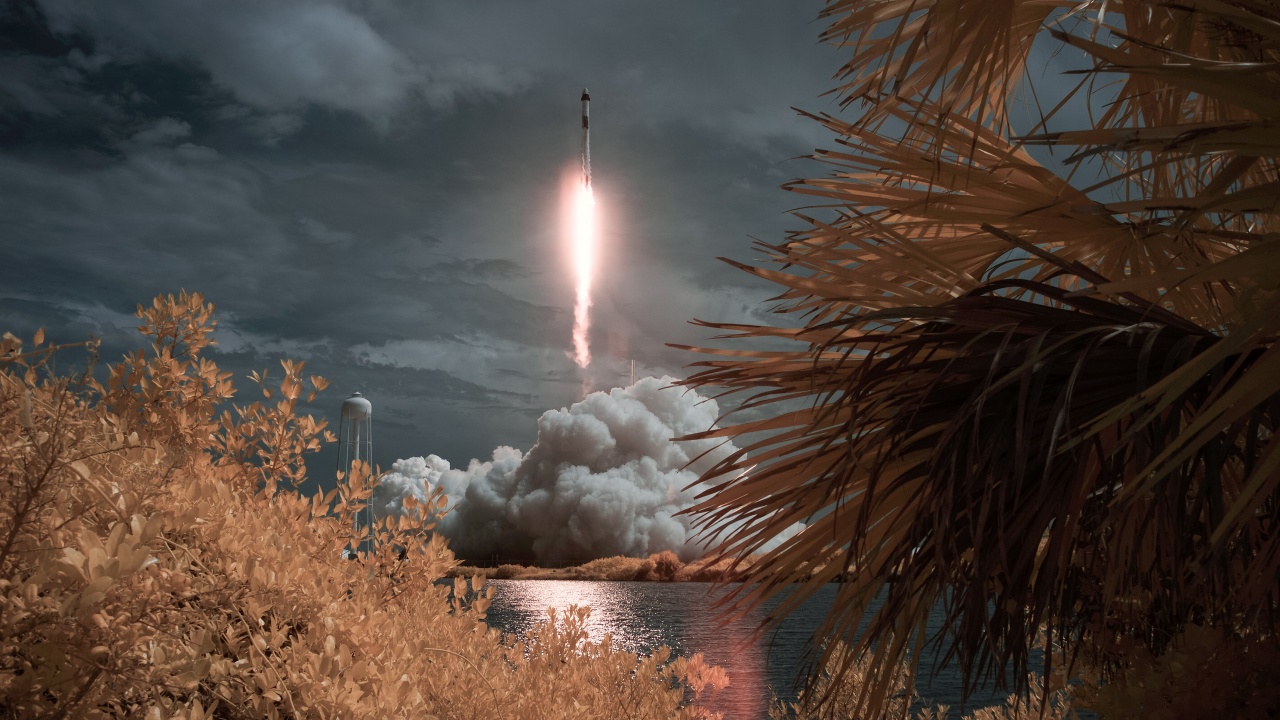 Най-мощната ракета в света Фалкон хеви на частната американска компания