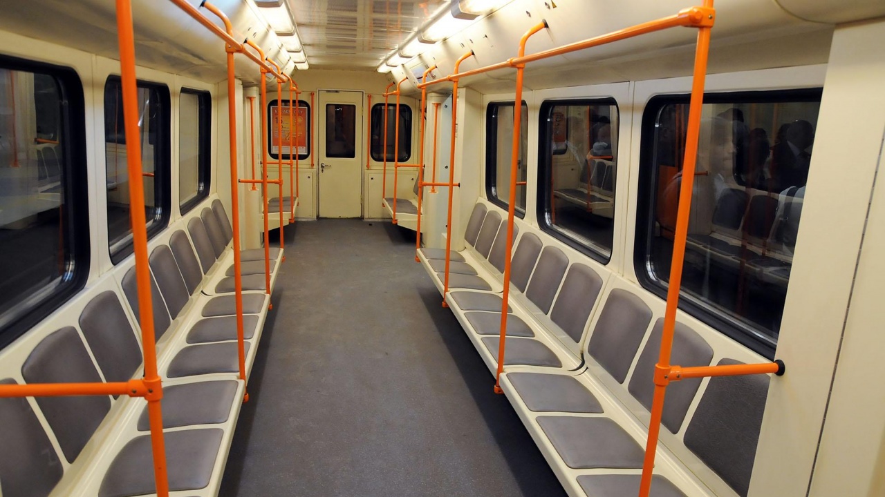 16-годишно момче разкъса и надраска 41 седалки във влак на метрото