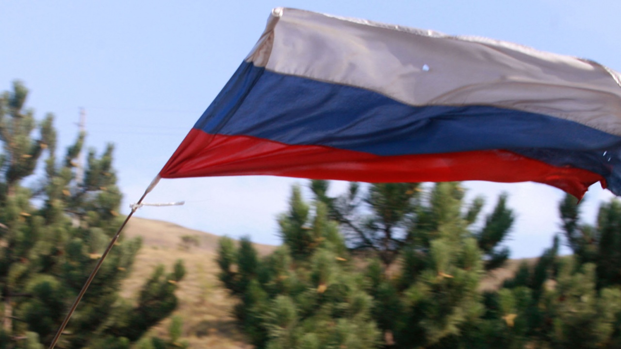 Руските окупатори махнаха знамето си от сградата на Областната управа в ...