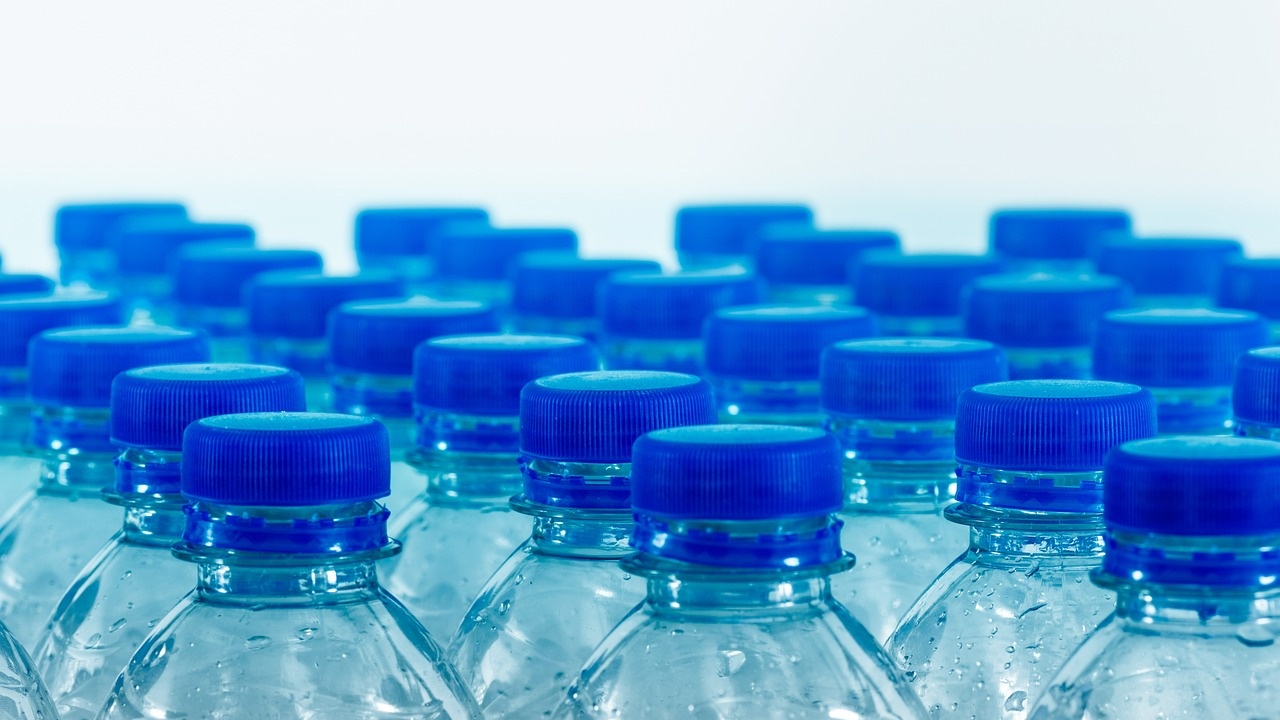 Първите доставки на бутилирана вода пристигнаха днес в Омуртаг. С