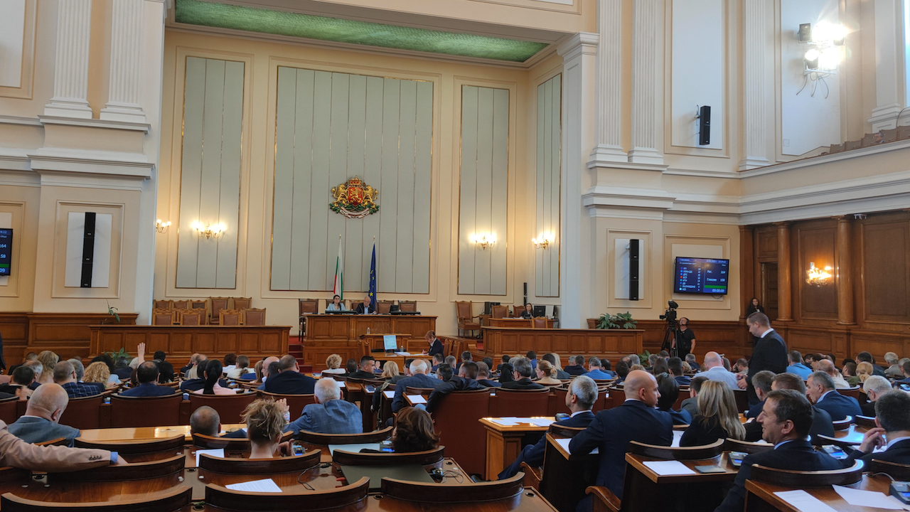 Депутатите решиха държавата да събере 72 млн. лева от свръхпечалбите на големите енергийни компании
