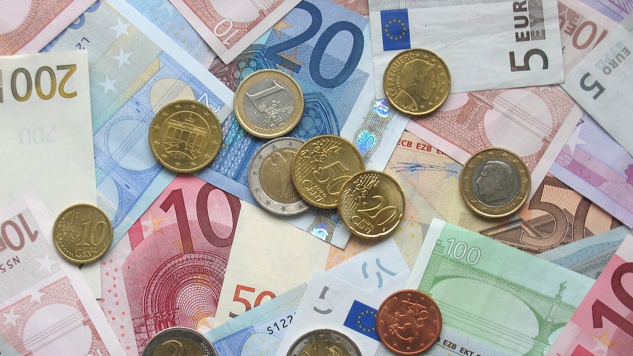 Курсът на еврото днес продължи да спада спрямо долара, слад