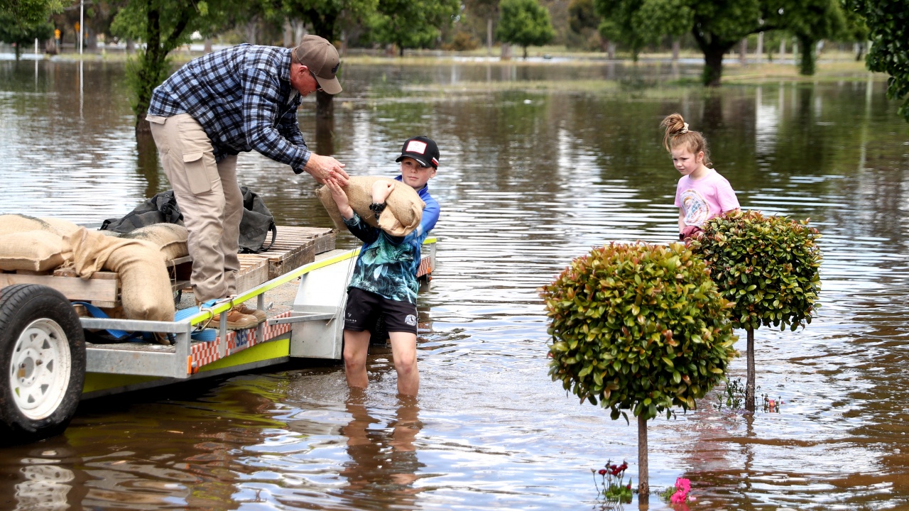 Хиляди австралийци напускат домове си заради очаквани наводнения