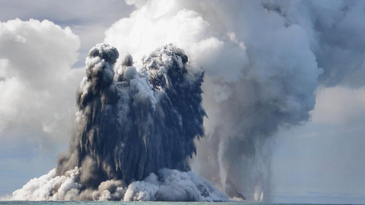 Изригването на подводния вулкан край Тонга е предизвикало най-високия вулканичен стълб, регистриран досега