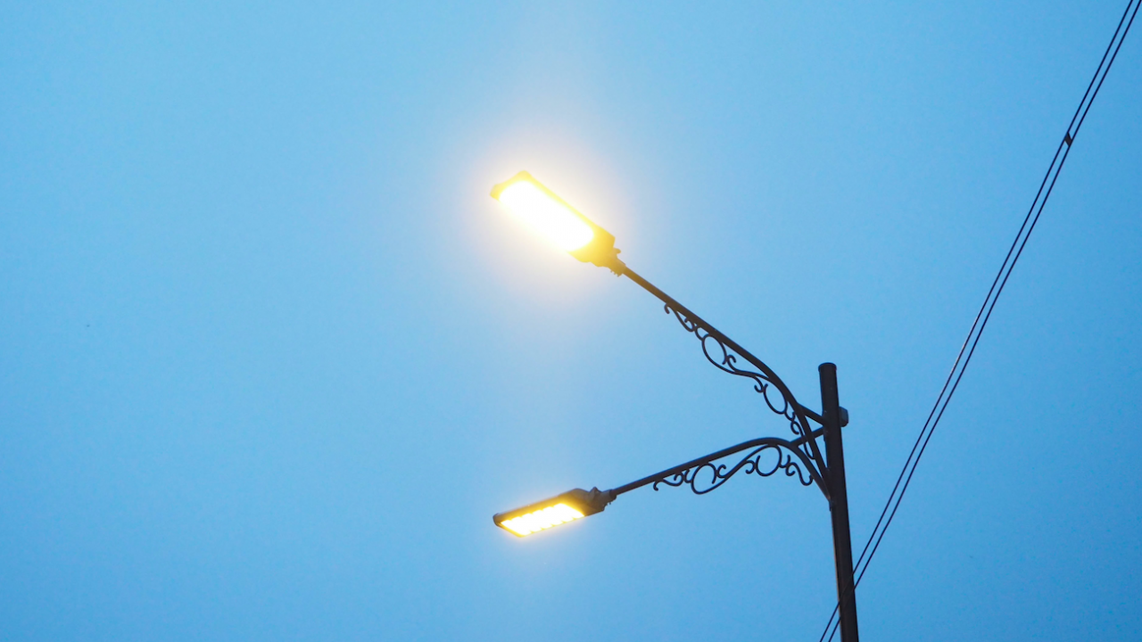 Собственик на магазин за осветителни тела дари 100 улични лампи в Разградско