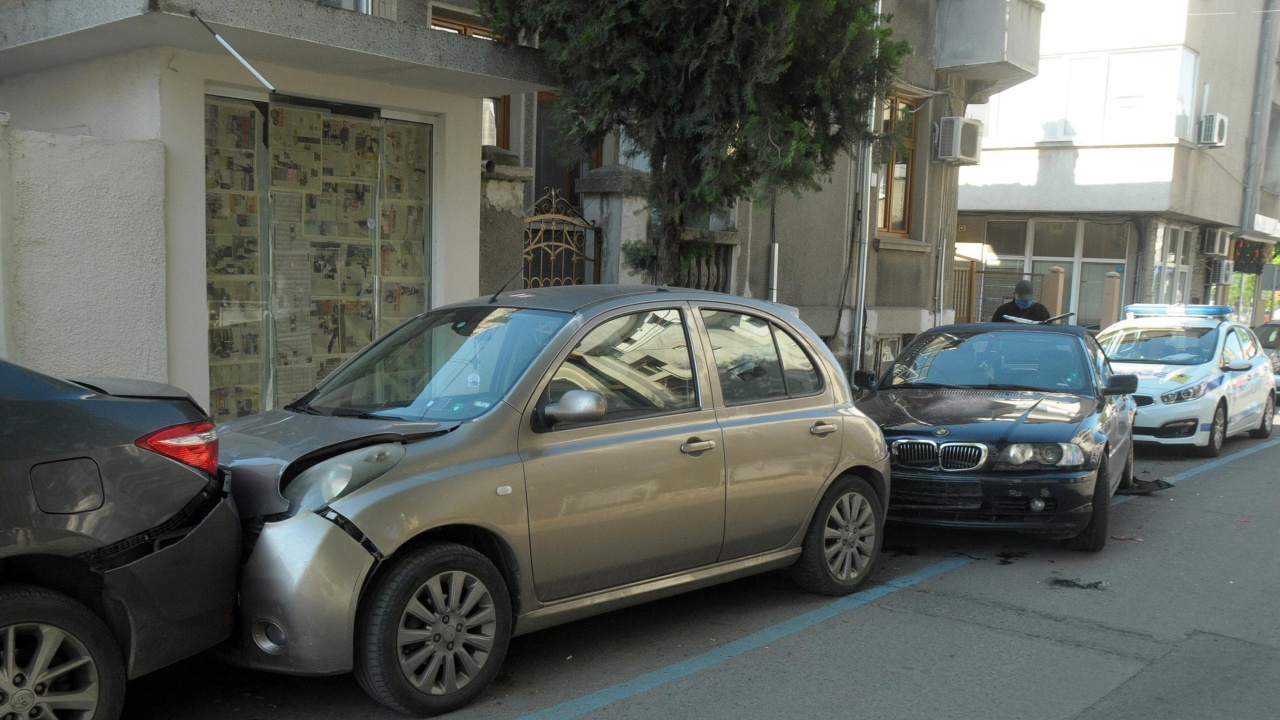 Пиян шофьор без книжка удари шест паркирани коли в София