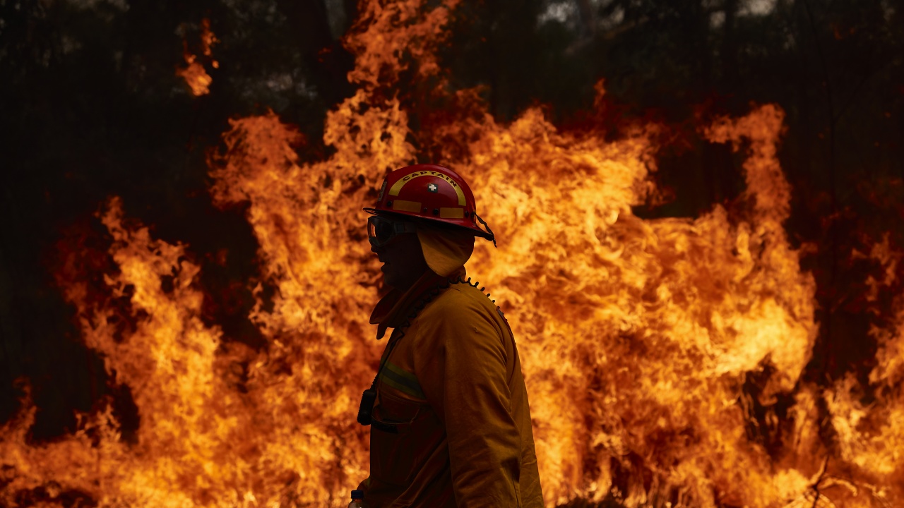 Пожар до полигон в Ново село: Огънят може да достигне до невзривени боеприпаси