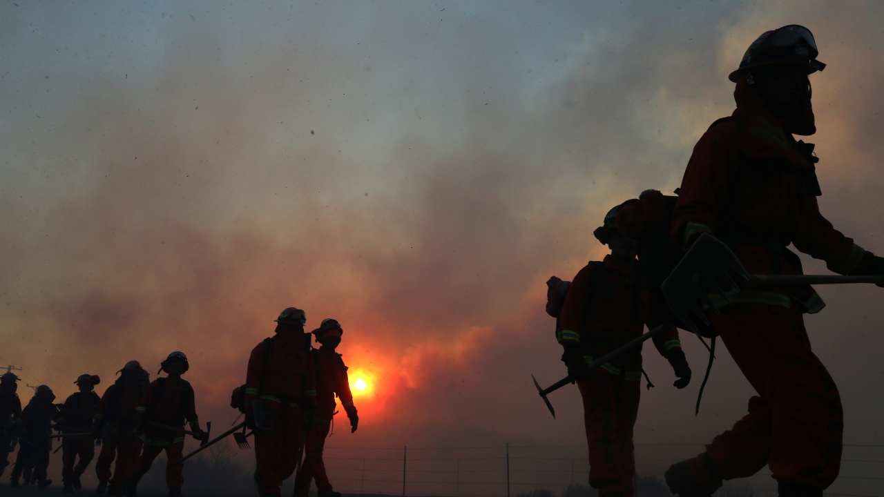 Частично е овладян пожарът над полигона в Ново село