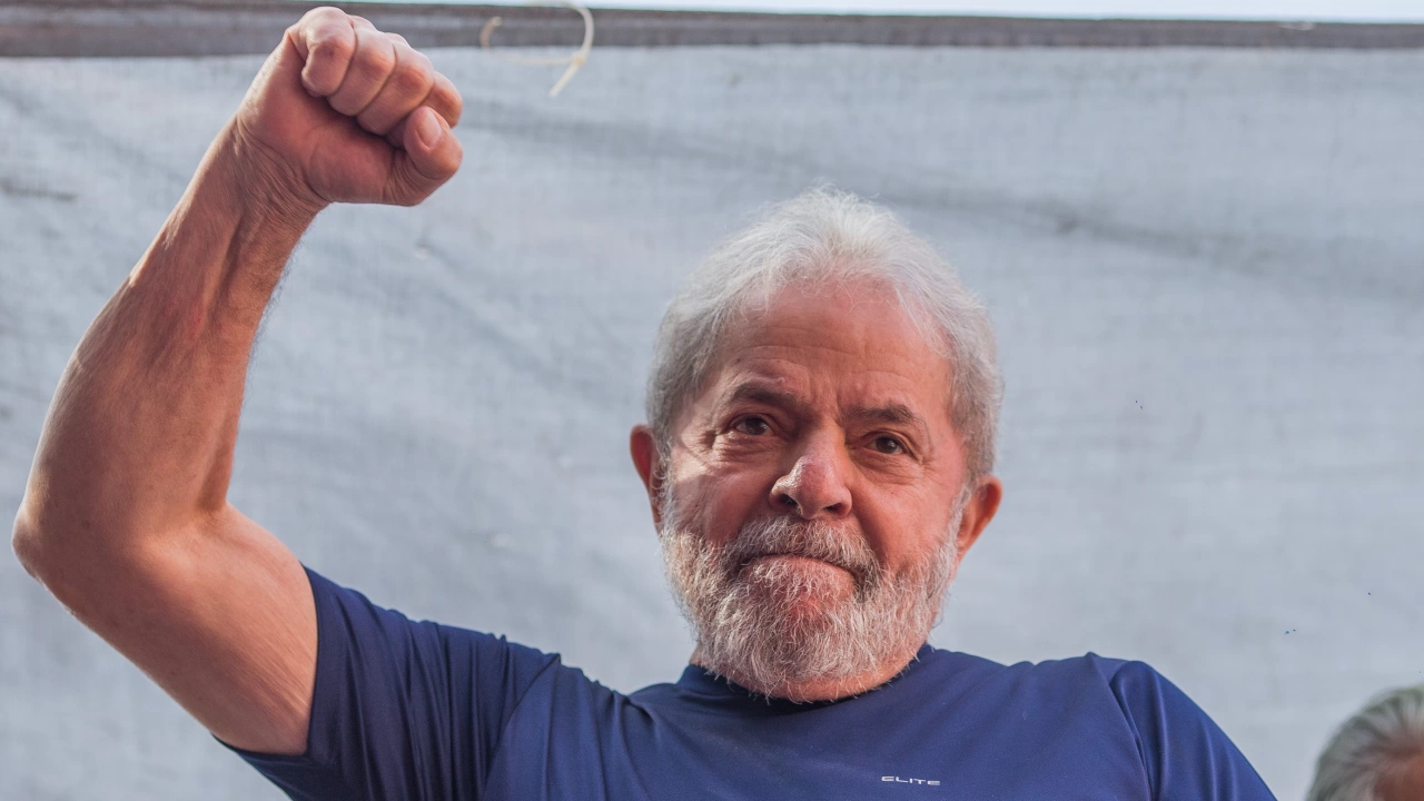 Бразилските избирателни власти съобщиха в неделя че Луиз Инасио Лула