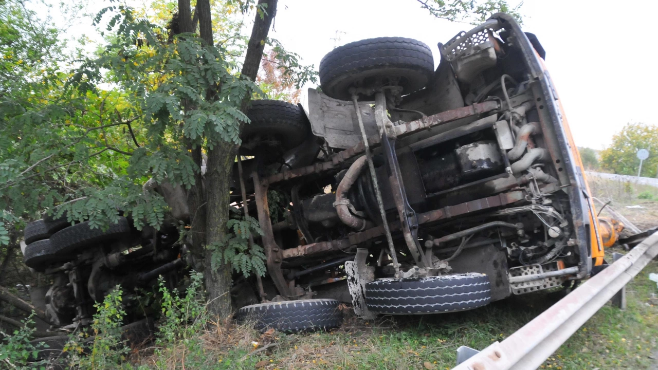 Самокатастрофирал тежкотоварен автомобил затруднява движението по пътя Русе Велико Търново в