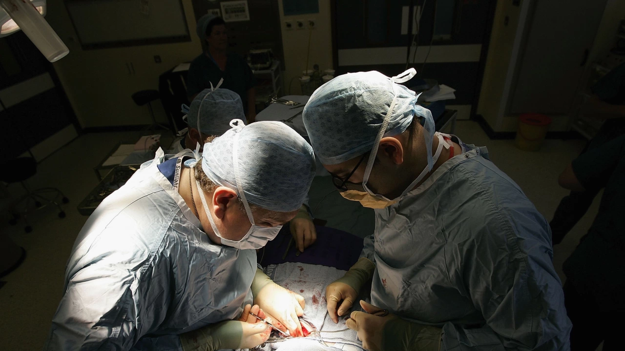 Лекари в Италия отстраниха 70 килограмов тумор съобщи АФП Млада италианка страдаща