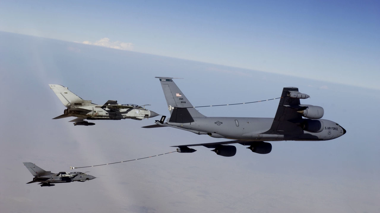 Екипажът на американски военен самолет изпълни дръзка маневра в близост