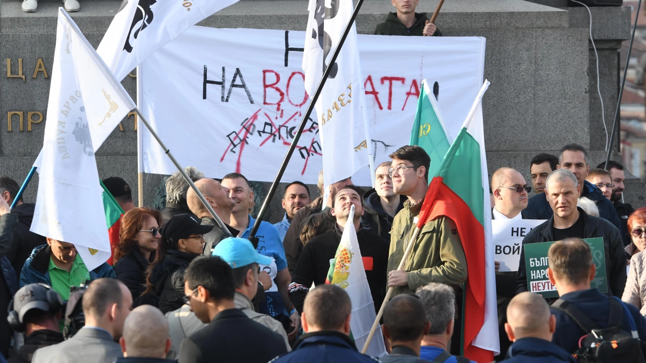 протестира пред Народното събрание срещу предложението България да предостави военна