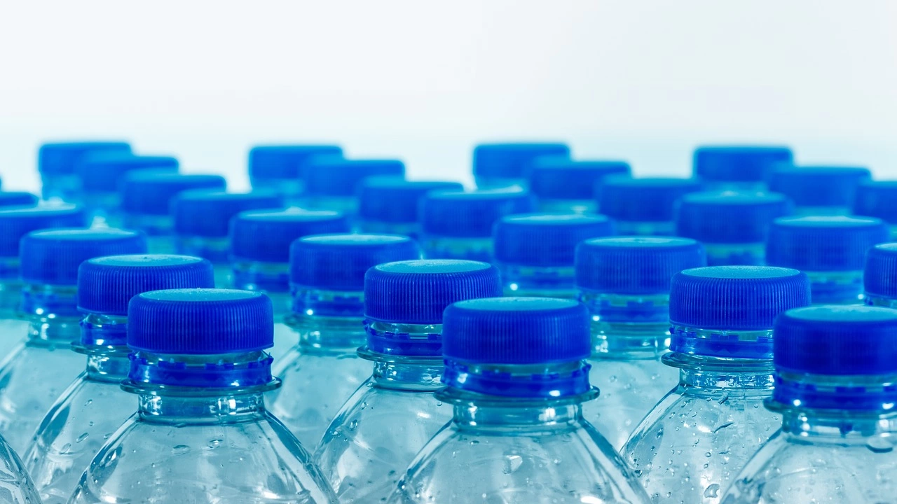Първите доставки на бутилирана вода пристигнаха днес в Омуртаг С