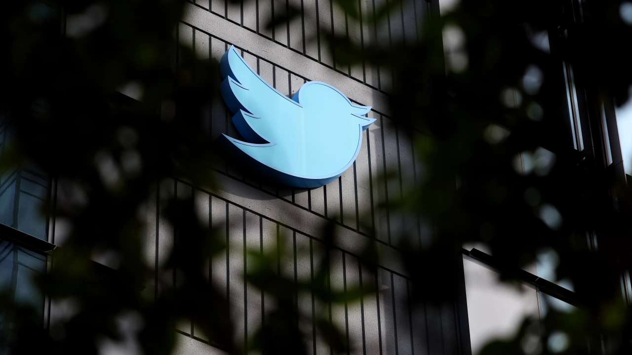 Служители на социалната мрежа Туитър Twitter са завели колективен иск