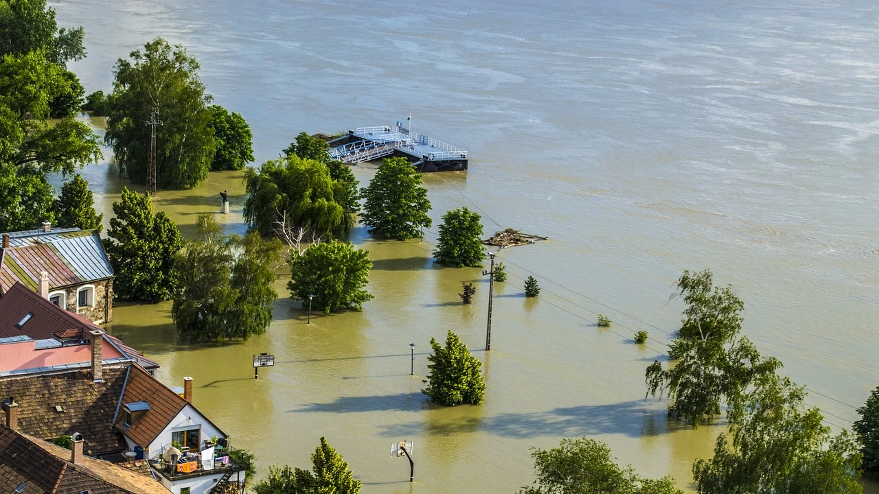 Свлачища и наводнения причинени от проливни дъждове убиха най малко 7