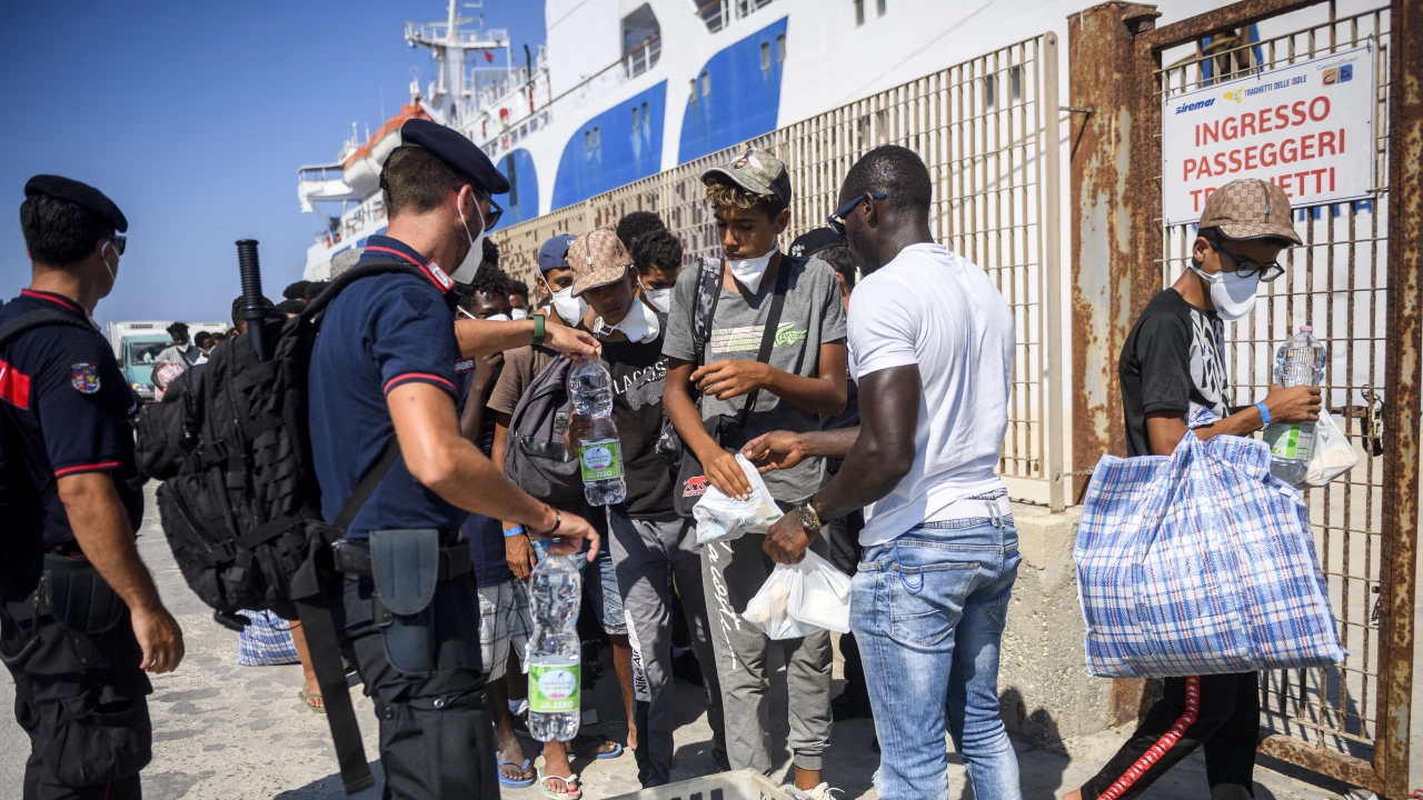 Над 140 мигранти са слезли на сицилийското пристанище Катания от