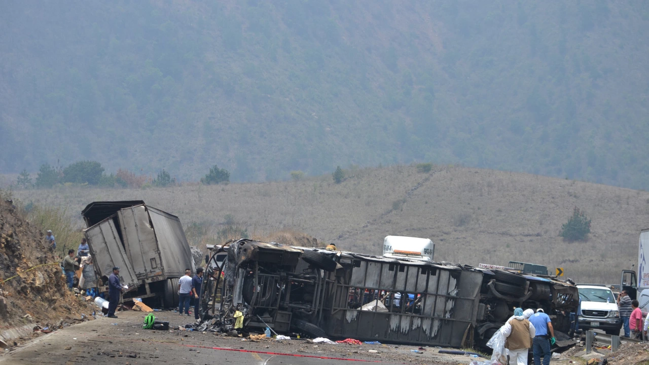 Трима души загинаха а 32 бяха ранени при автобусна катастрофа