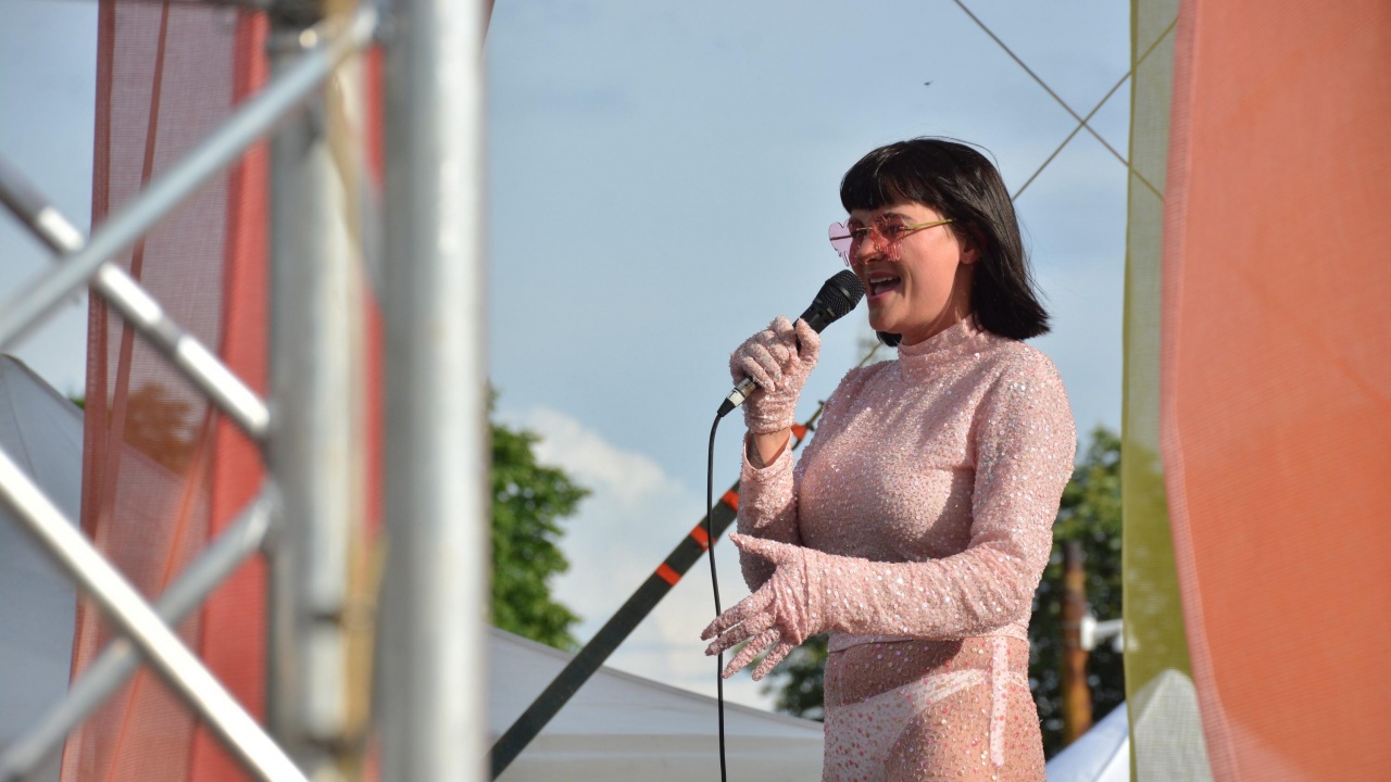 Коментари след провокативната фотосесия на певицата Рут Колева в Перущица