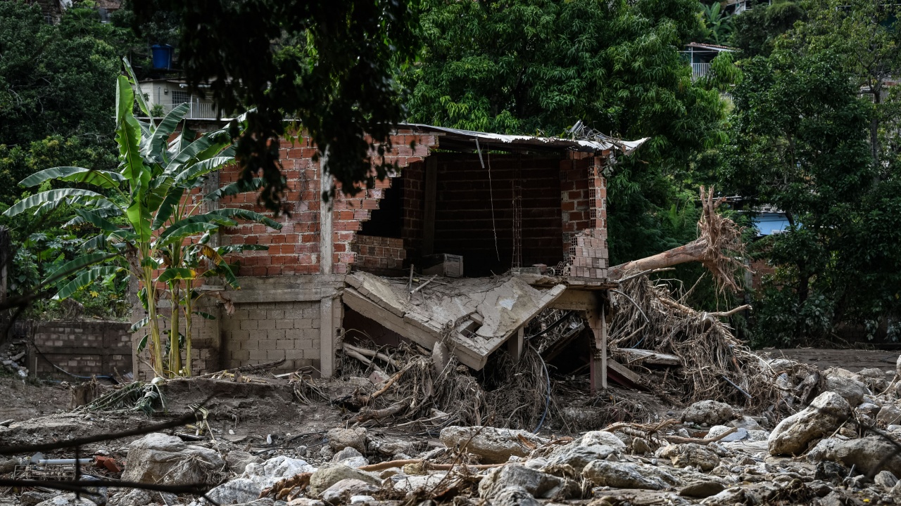 Свлачище в Колумбия разруши най-малко 70 къщи