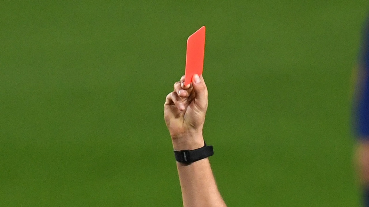 Съдия вдигна 10 червени картона в един мач
