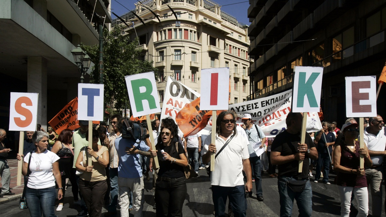 Синдикати готвят 24-часова стачка в Гърция