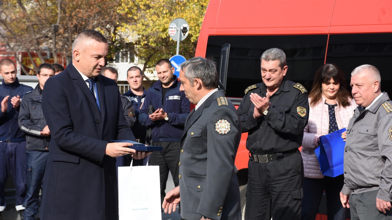 Наградиха пожарникаря, предотвратил трагедията във влака София - Варна