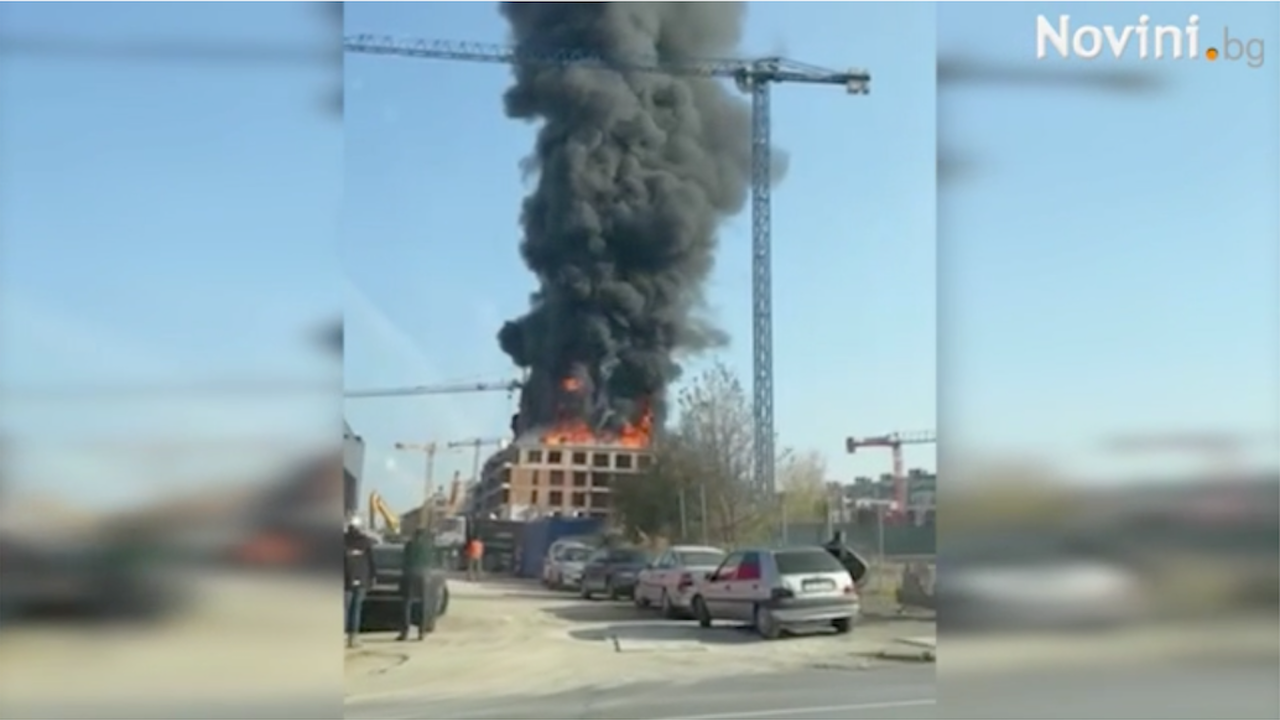 Голям пожар избухна в новострояща се сграда в София