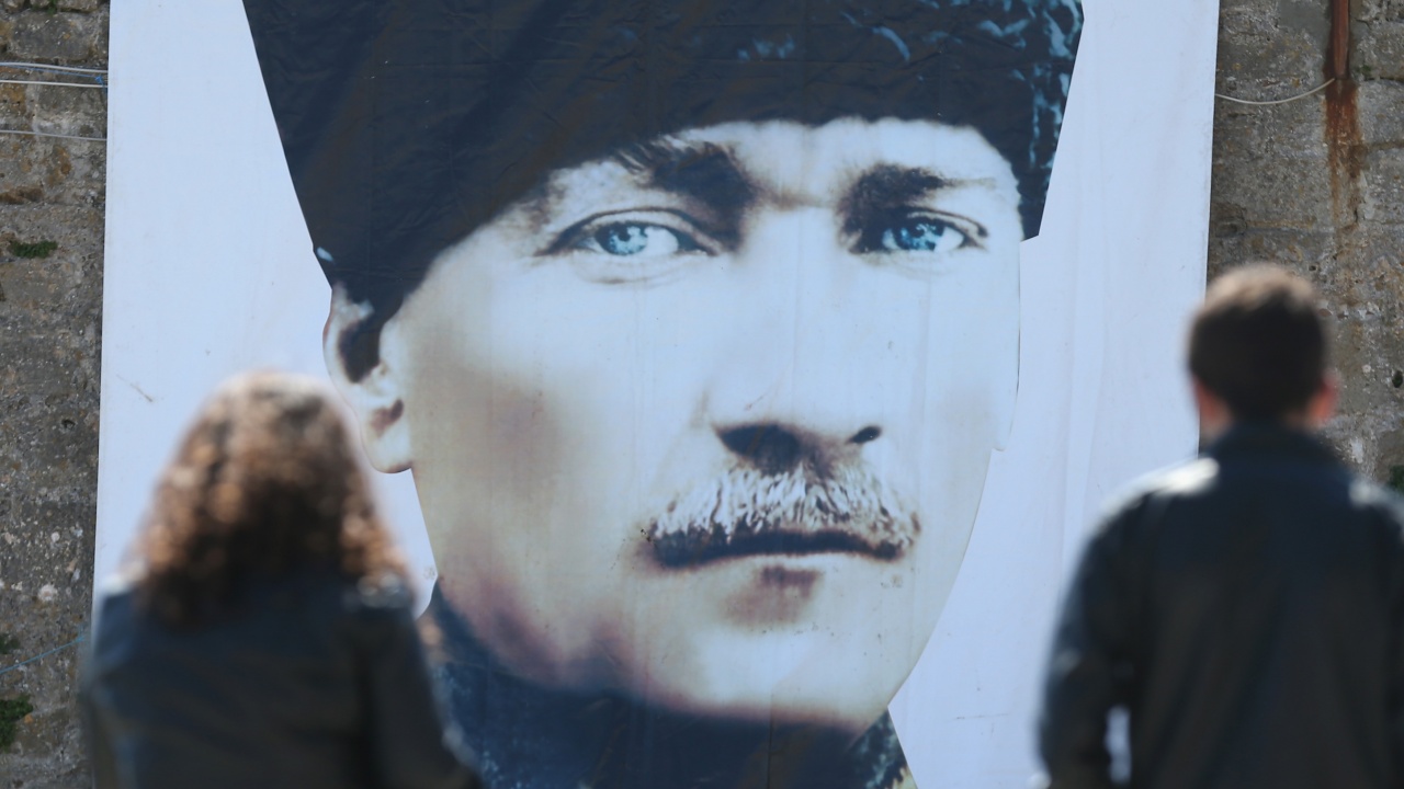 Със сирени и две минути мълчание почетоха паметта на Ататюрк в Турция