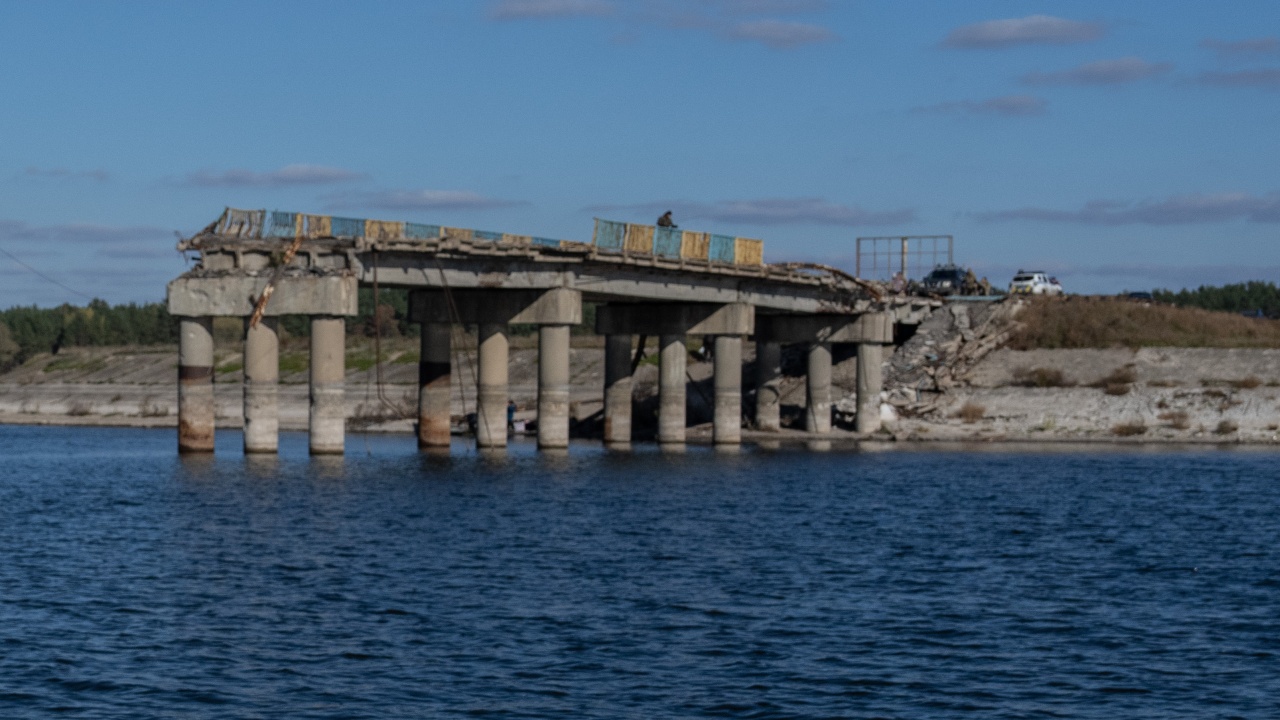 Срутил се е стратегически мост край Херсон