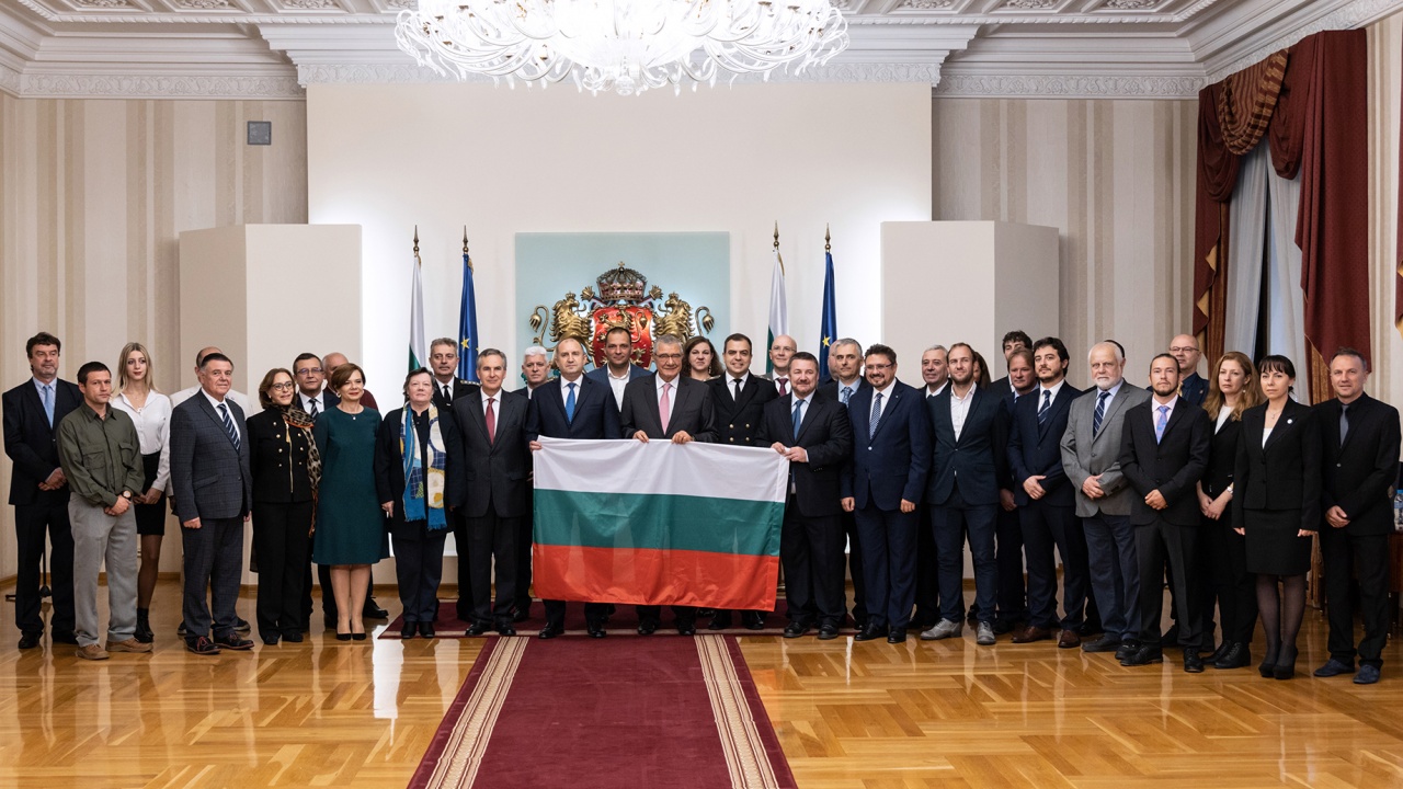 Президентът връчи националния флаг на 31-ата Българска антарктическа експедиция