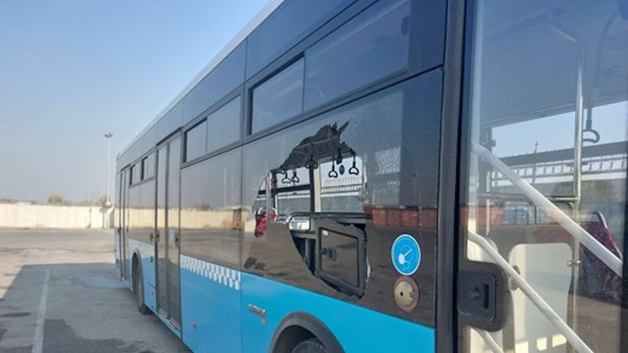 Трима тийнейджъри заподозрени за стрелбата по автобус в Пловдив