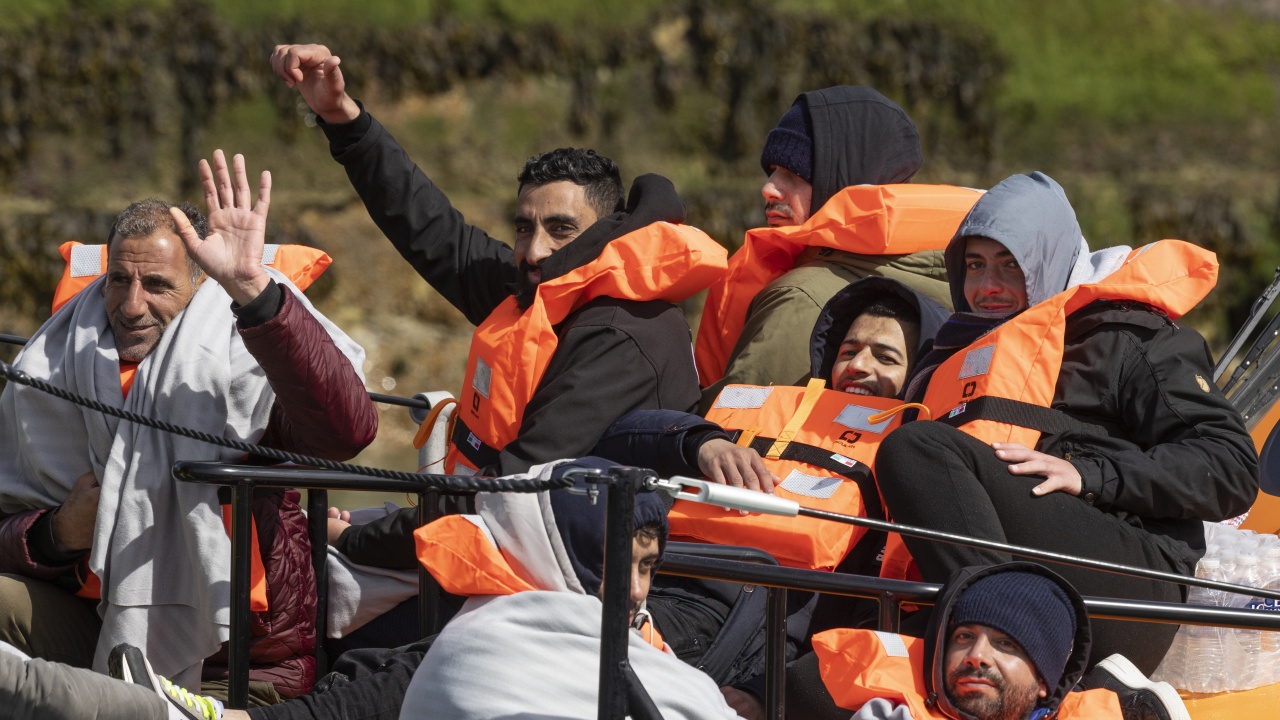 Над 40 хиляди мигранти са достигнали Великобритания през Ламанша от началото на 2022 г.