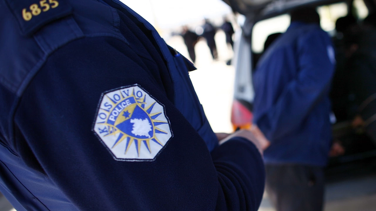 Близо 300 сръбски полицаи предават оръжието и униформите си в